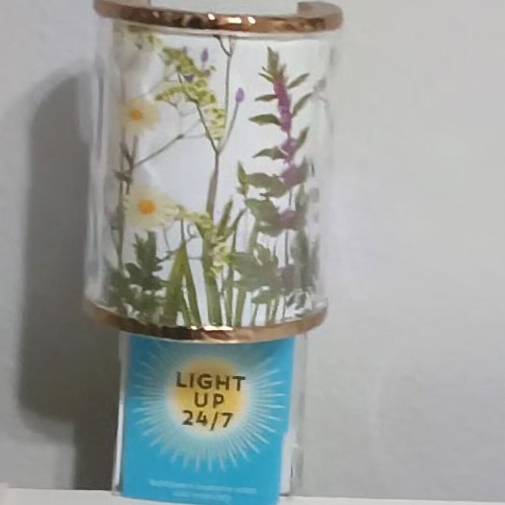 Bath and body Works brightest bloom gift bag set with goodies - Picture 16 of 16